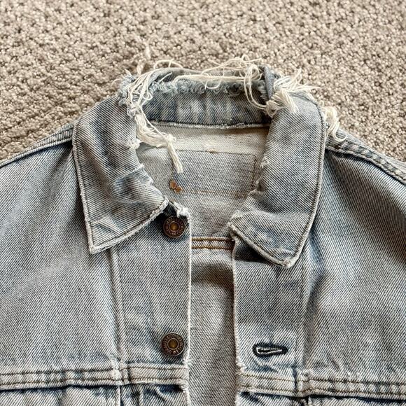 Levi’s Kids XL Denim Jacket Distressed Faded Blue Trucker Youth 14/16 Frayed Hem - Picture 2 of 11